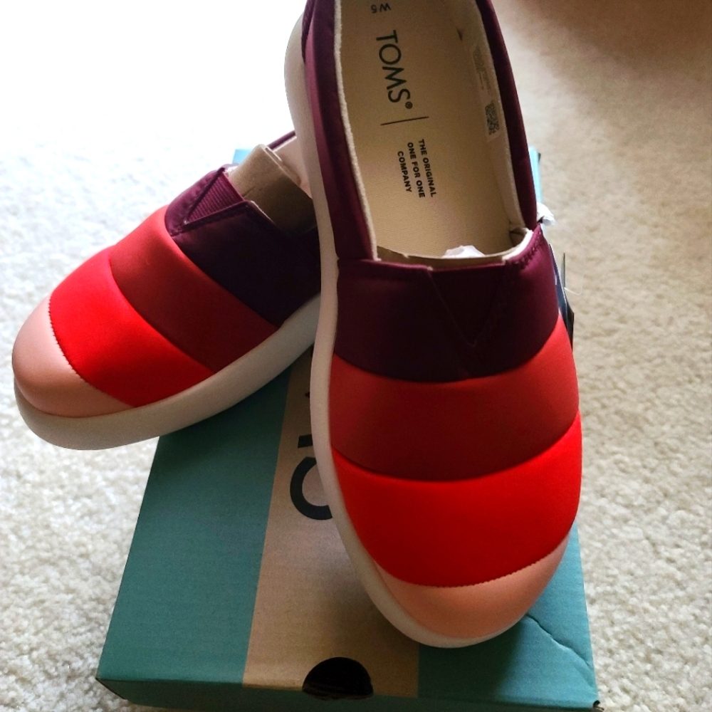 NWT Tom's Red ombre size 5